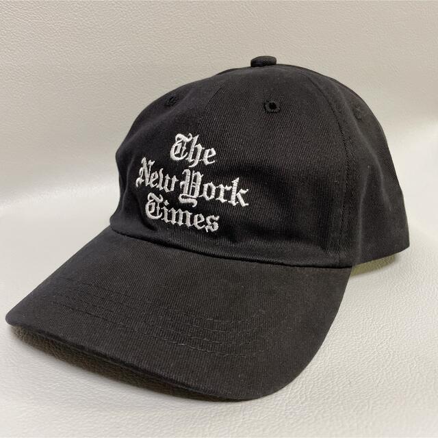 1LDK SELECT(ワンエルディーケーセレクト)のTHENEWYORKTIMES キャップ　ニューヨークタイムズ　CAP ブラック メンズの帽子(キャップ)の商品写真