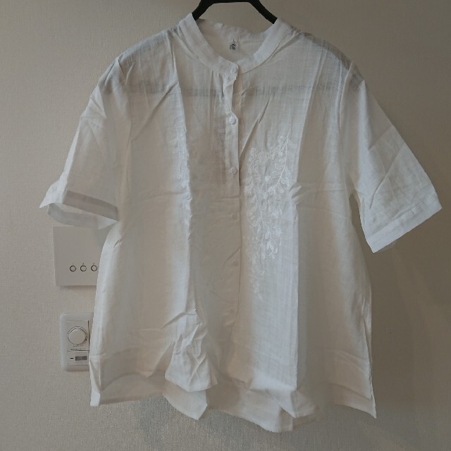ホワイト刺繍シャツ レディースのトップス(シャツ/ブラウス(半袖/袖なし))の商品写真