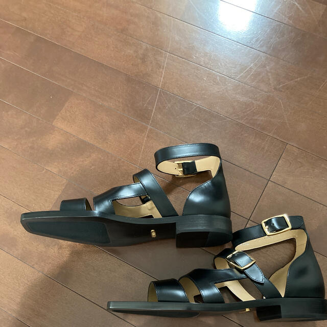 FENDI - 【FENDI】アンクルストラップ レザー フラット サンダル の