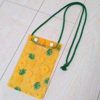 ブルーブルーエ(Bleu Bleuet)のブルーブルーエ🍍パイナップル柄🍍ビニールポシェット　サコッシュ(ショルダーバッグ)