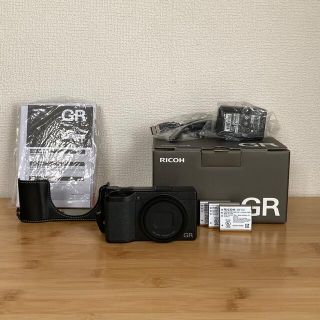 リコー(RICOH)のリコー RICOH GR3 (純正バッテリー3個+カメラケース付き)(コンパクトデジタルカメラ)