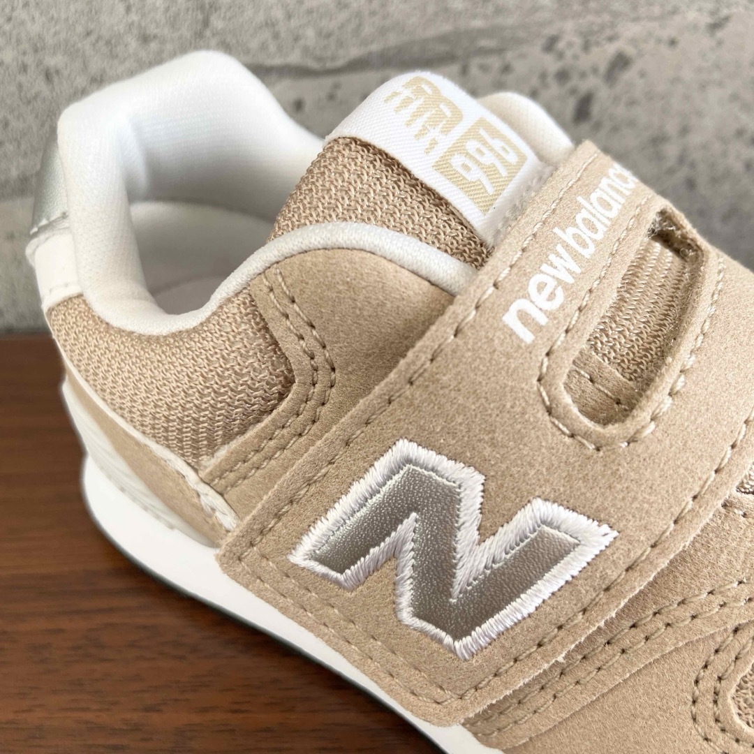 New Balance(ニューバランス)の【新品】15.5センチ ベージュ ニューバランス スニーカー キッズ キッズ/ベビー/マタニティのキッズ靴/シューズ(15cm~)(スニーカー)の商品写真