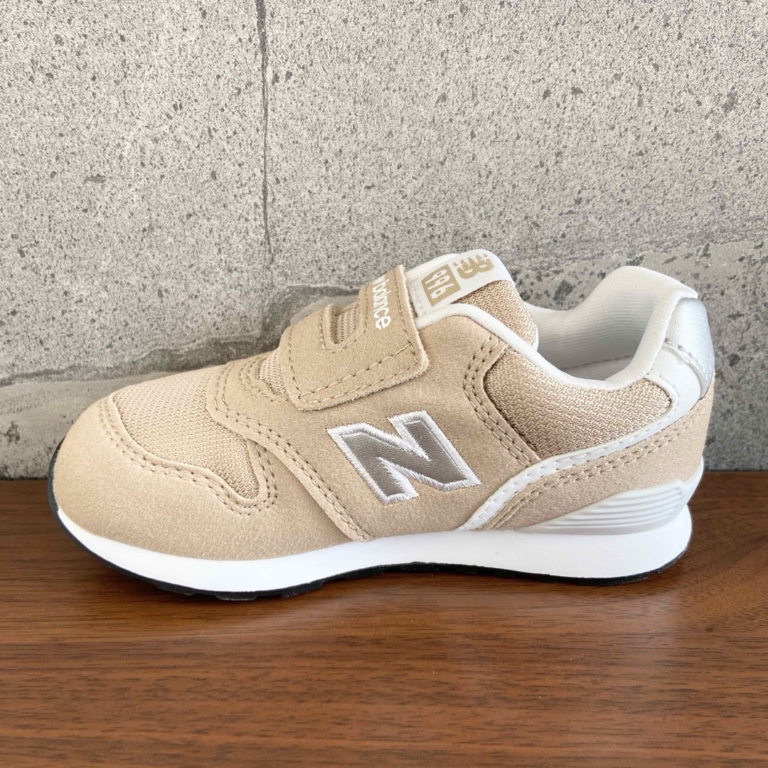 New Balance(ニューバランス)の【新品】15.5センチ ベージュ ニューバランス スニーカー キッズ キッズ/ベビー/マタニティのキッズ靴/シューズ(15cm~)(スニーカー)の商品写真