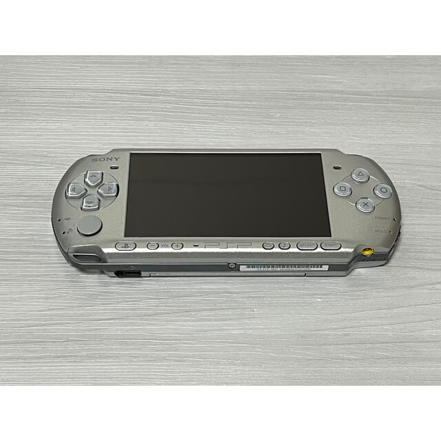 PlayStation Portable(プレイステーションポータブル)のPSP 3000 ミスティックシルバー 本体 メモリースティック付き ソフト付き エンタメ/ホビーのゲームソフト/ゲーム機本体(携帯用ゲーム機本体)の商品写真