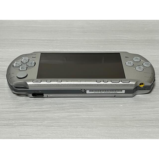 PlayStation Portable(プレイステーションポータブル)のPSP 3000 ミスティックシルバー 本体 メモリースティック付き ソフト付き エンタメ/ホビーのゲームソフト/ゲーム機本体(携帯用ゲーム機本体)の商品写真