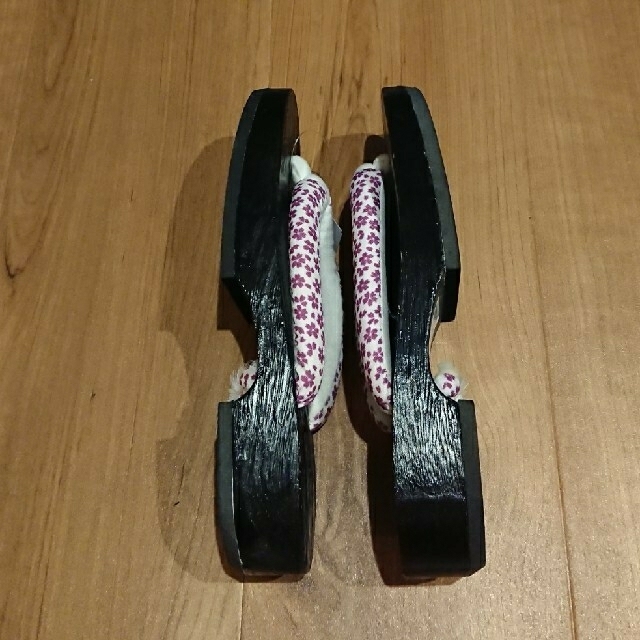 【新品未使用】下駄  薄紫色桜小花柄の鼻緒  木製  23～25cm レディースの靴/シューズ(下駄/草履)の商品写真