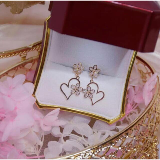 AHKAH(アーカー)のcrystal &heart flower⚪︎real gold14 1 レディースのアクセサリー(ピアス)の商品写真