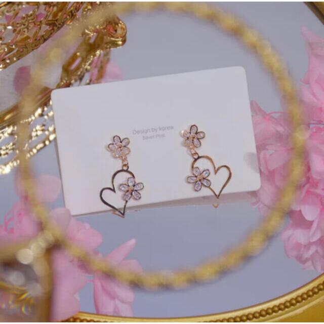 AHKAH(アーカー)のcrystal &heart flower⚪︎real gold14 1 レディースのアクセサリー(ピアス)の商品写真