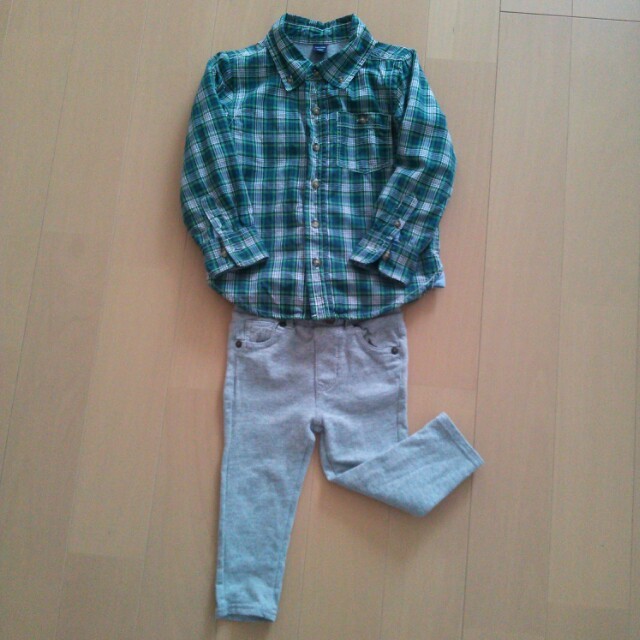 GAP(ギャップ)のbabyGap / グレーパンツ90 キッズ/ベビー/マタニティのキッズ服男の子用(90cm~)(その他)の商品写真