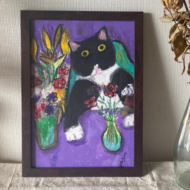 絵画 。手描き【猫たちはテーブルの周りで花瓶の中のきれいな花を見て