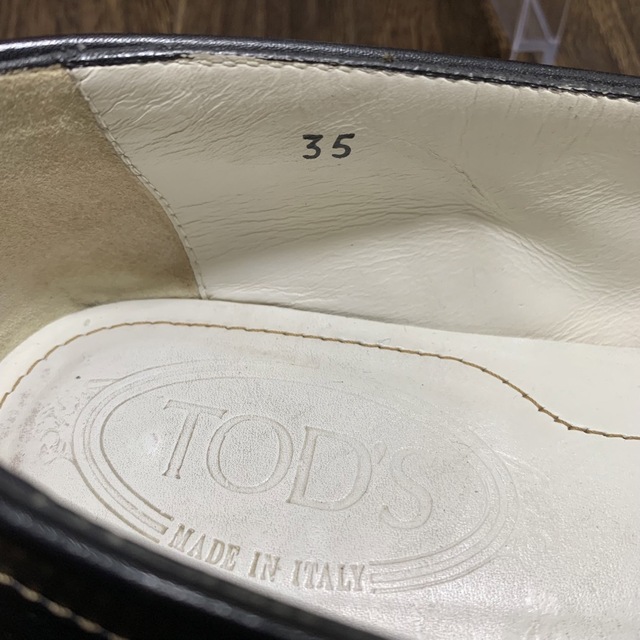 TOD'S(トッズ)のTOD'S トッズ レザーローファー ポインテッドトゥ ブラック黒 ベルト付き レディースの靴/シューズ(ローファー/革靴)の商品写真