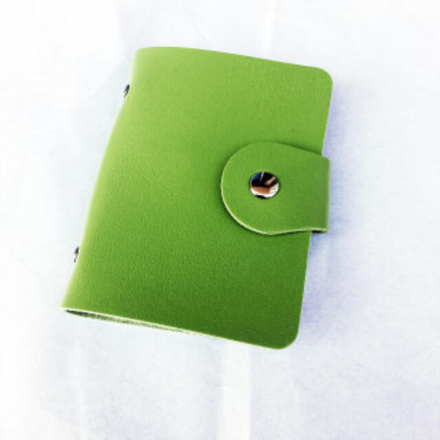 セール! 24枚収納可 コンパクト カードケース 緑（明） レディースのファッション小物(名刺入れ/定期入れ)の商品写真