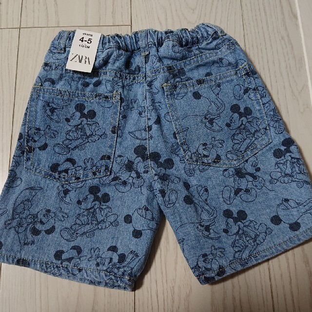 ZARA KIDS(ザラキッズ)のザラ キッズ 110 ミッキー バミューダパンツ デニム ショートパンツ キッズ/ベビー/マタニティのキッズ服男の子用(90cm~)(パンツ/スパッツ)の商品写真