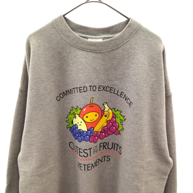 VETEMENTS ヴェトモン CUTEST OF THE FRUITS LOGO SWEATSHIRT キュート オブ ザ フルーツ ロゴスウェットトレーナー グレー745センチ身幅