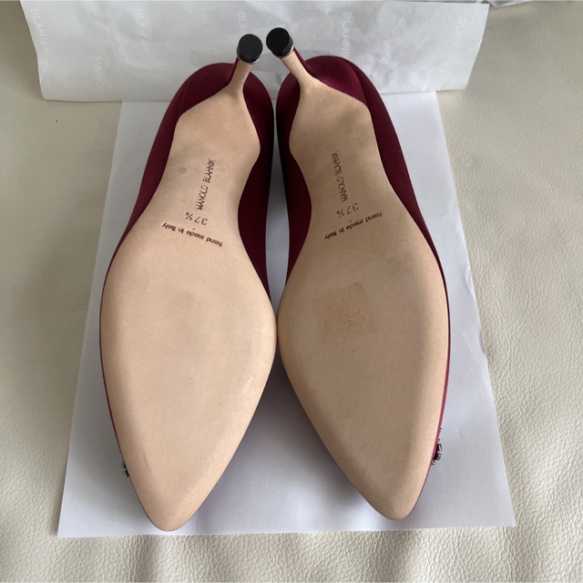 MANOLO BLAHNIK(マノロブラニク)の新品未使用　マノロブラニク　ハンギシ　マノロ　manolo パンプス　赤　サテン レディースの靴/シューズ(ハイヒール/パンプス)の商品写真