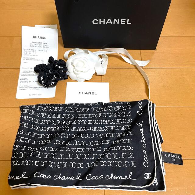 CHANEL(シャネル)のミヤ様　専用シャネル　ミニスカーフ　シュシュ　試着のみ未使用 レディースのヘアアクセサリー(ヘアゴム/シュシュ)の商品写真