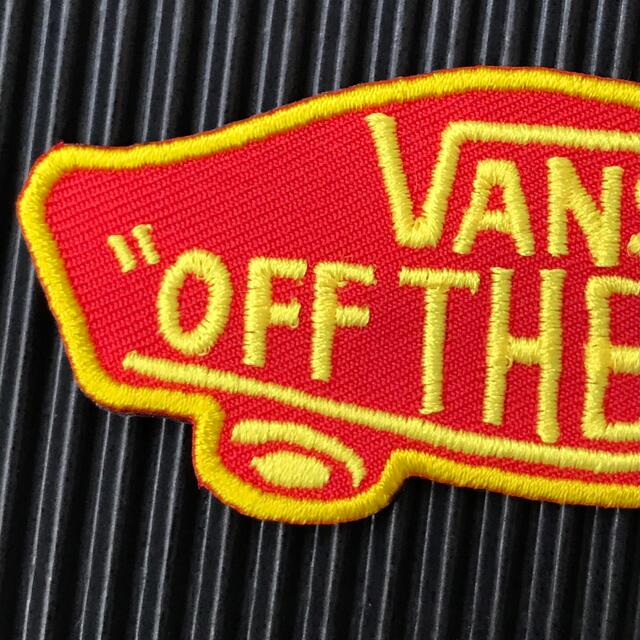 VANS(ヴァンズ)のVANS OFF THE WALL ロゴアイロンワッペン 赤×黄 蛍光糸使用 C ハンドメイドの素材/材料(各種パーツ)の商品写真