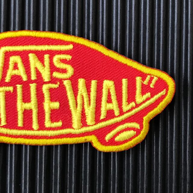 VANS(ヴァンズ)のVANS OFF THE WALL ロゴアイロンワッペン 赤×黄 蛍光糸使用 C ハンドメイドの素材/材料(各種パーツ)の商品写真