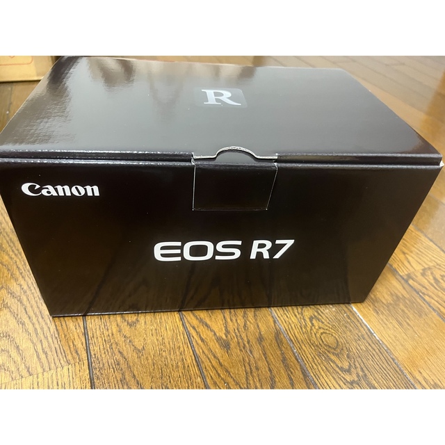 Canon(キヤノン)のCANON EOS R7 ボディ新品未開封 スマホ/家電/カメラのカメラ(ミラーレス一眼)の商品写真