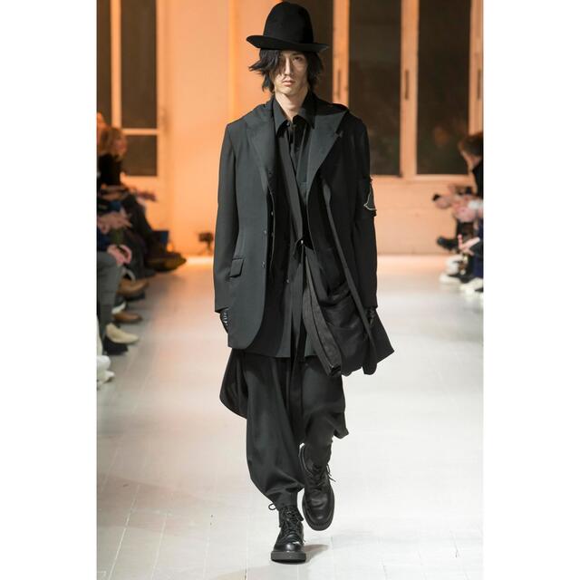 Yohji Yamamoto(ヨウジヤマモト)のヨウジヤマモト20AW 腕章付アンバランスJKT メンズのジャケット/アウター(テーラードジャケット)の商品写真