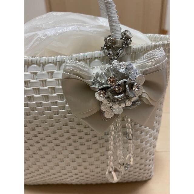 ANTEPRIMA(アンテプリマ)の美品　アンテプリマ　イントレッチオ　ホワイト　チャーム付き レディースのバッグ(ハンドバッグ)の商品写真