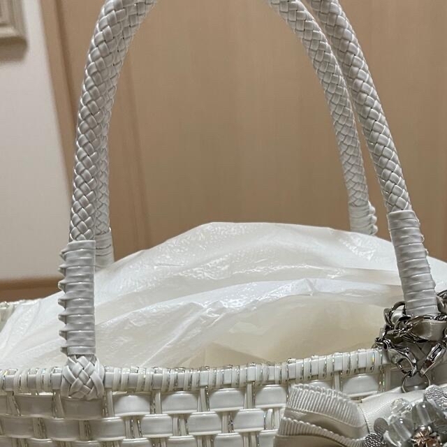 ANTEPRIMA(アンテプリマ)の美品　アンテプリマ　イントレッチオ　ホワイト　チャーム付き レディースのバッグ(ハンドバッグ)の商品写真