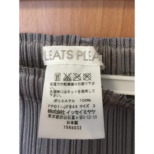 PLEATS PLEASE ISSEY MIYAKE(プリーツプリーズイッセイミヤケ)のPLEATS PLEASE ボタン付きボトムス レディースのパンツ(カジュアルパンツ)の商品写真