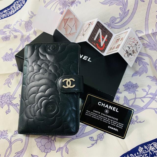 美品 CHANEL カメリア ラムスキン 折り財布