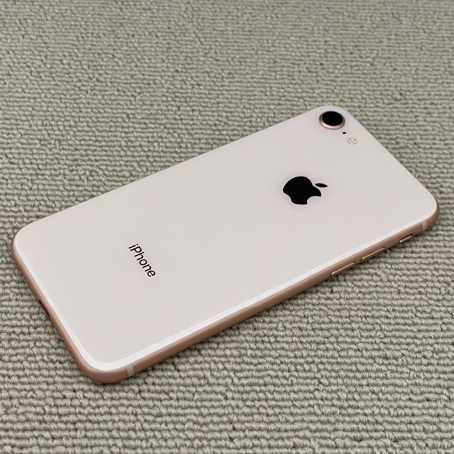 Apple(アップル)の中古品 iPhone 8 64GB ゴールド 訳あり スマホ/家電/カメラのスマートフォン/携帯電話(スマートフォン本体)の商品写真