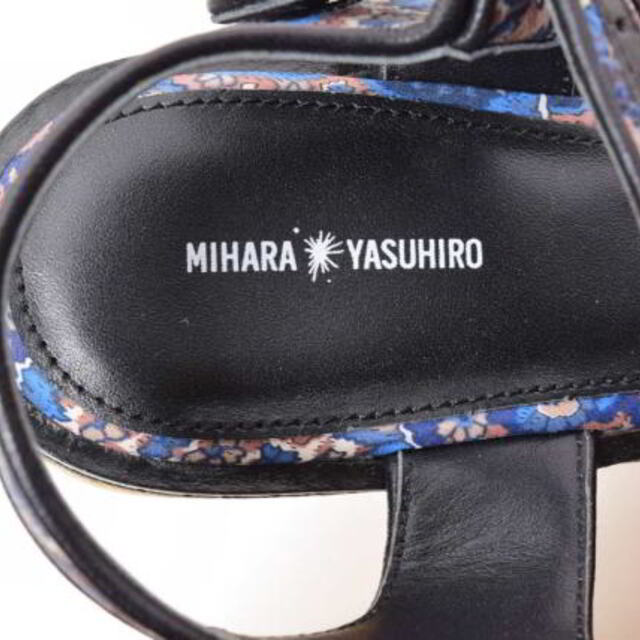 MIHARAYASUHIRO(ミハラヤスヒロ)のMIHARA YASUHIRO レザートリムプリントアンクルストラップ サンダル レディースの靴/シューズ(サンダル)の商品写真