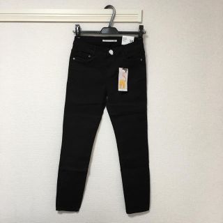 ザラ(ZARA)の新品タグ付き ZARA 24インチ ブラックスキニーパンツ(スキニーパンツ)