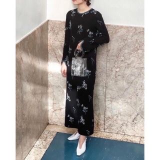 マメクロゴウチ/Floral Jacquard Knitted Dress