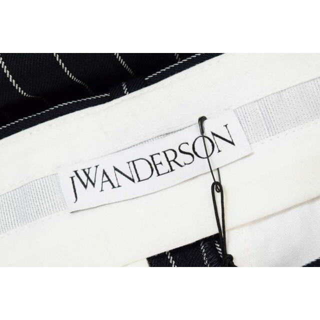 J.W.ANDERSON(ジェイダブリューアンダーソン)のJ.W.ANDERSON ストライプ ツータック ワイドパンツ メンズのパンツ(その他)の商品写真