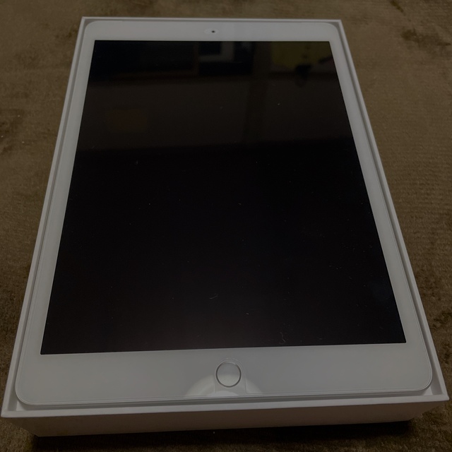 iPad(アイパッド)のApple iPad第8世代 32GB SILVER スマホ/家電/カメラのPC/タブレット(タブレット)の商品写真