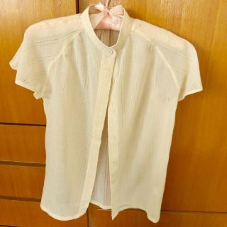 フレンチスリーブ　うすベージュブラウス(シャツ/ブラウス(半袖/袖なし))