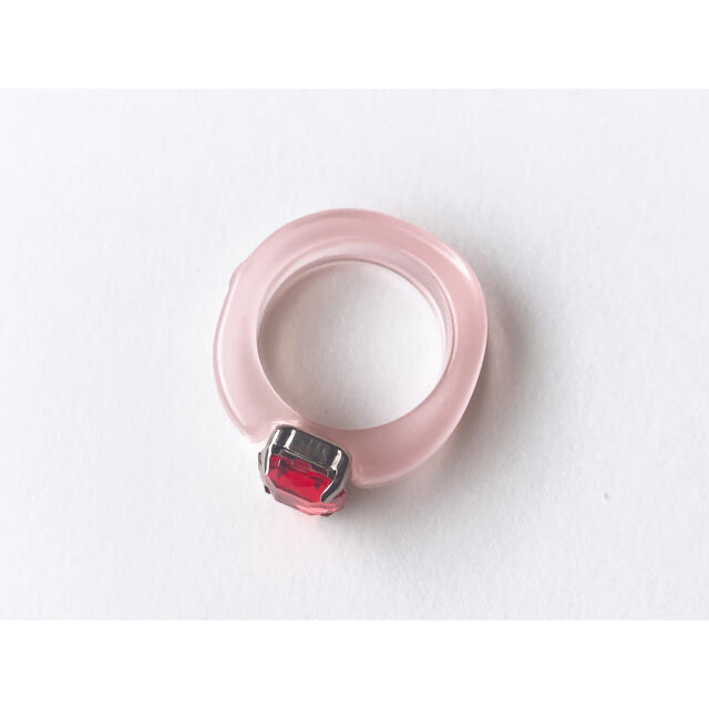 【2点おまとめページ】アクリルリング 指輪 アクセサリー ピンク レッド 赤 レディースのアクセサリー(リング(指輪))の商品写真