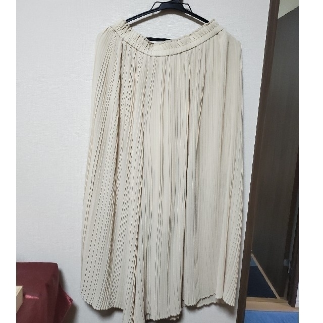 UNIQLO(ユニクロ)のUNIQLO シフォンプリーツスカート パンツ(NATURAL・Lサイズ) レディースのスカート(ロングスカート)の商品写真