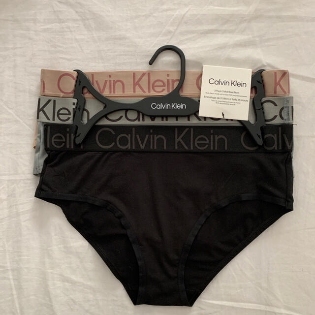 Calvin Klein(カルバンクライン)の新品　カルバンクライン　ビキニ　3枚組マルチカラー　S レディースの下着/アンダーウェア(ショーツ)の商品写真