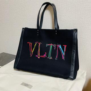 ヴァレンティノ(VALENTINO)の《 美品 》ヴァレンティノ VLTN トートバッグ バック メンズバック 布袋付(トートバッグ)