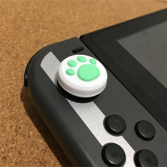 Nintendo Switch(ニンテンドースイッチ)のSwitch　スイッチ　ジョイコン　スティックカバー　肉球　白緑&白青2個セット エンタメ/ホビーのゲームソフト/ゲーム機本体(その他)の商品写真