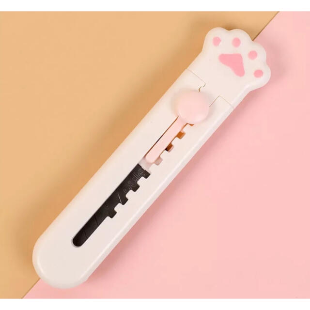 日本全国送料無料 子ネコと握手しながら紙を切る？ ぷっくりピンクの肉球がかわいいミニカッター かわいい キュート おしゃれ 女子文具 ねこ 肉球  カッターナイフ