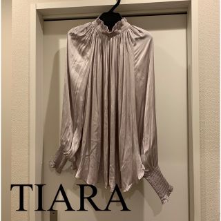 ティアラ(tiara)のTIARA ヴィンテージサテンブラウス(シャツ/ブラウス(長袖/七分))