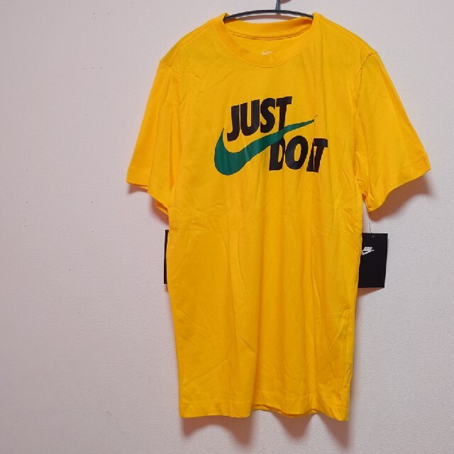 NIKE(ナイキ)のナイキ　Ｔシャツ　新品タグ付き　S レディースのトップス(Tシャツ(半袖/袖なし))の商品写真