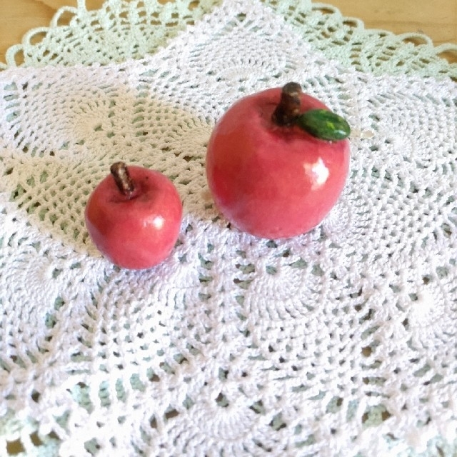 リンゴとイチゴの土鈴 ハンドメイドのインテリア/家具(インテリア雑貨)の商品写真