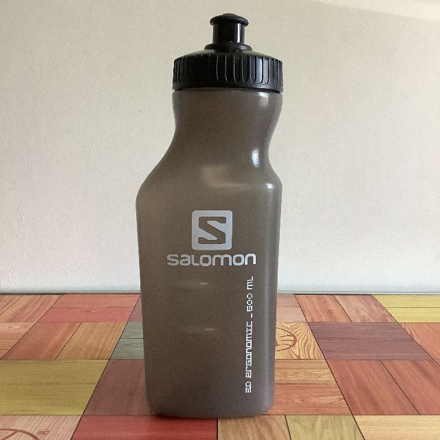 SALOMON(サロモン)の【新品】SALOMON 3D Bottle 600ml (Light Gray） スポーツ/アウトドアのトレーニング/エクササイズ(トレーニング用品)の商品写真