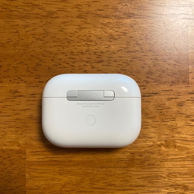 Apple(アップル)のAirPods Proケースのみ（正規品） スマホ/家電/カメラのオーディオ機器(ヘッドフォン/イヤフォン)の商品写真