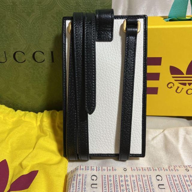 新品☆GUCCI adidas コラボ スマートフォンケース グッチ スマートフォンケース アディダス コラボ 702203 ブラック ホワイト レザー 中古 レア コラボレーション バイカラー 斜めがけ ポシェット ショルダーバッグ ミニ スモール ナノ レディース メンズ スマホ GUCCI