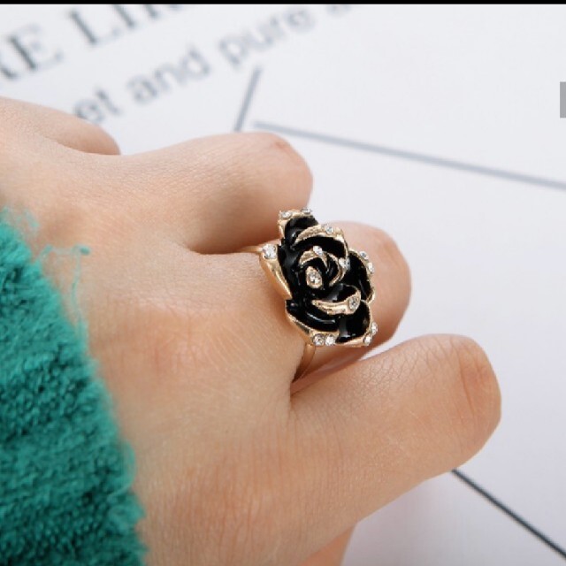 防弾少年団(BTS)(ボウダンショウネンダン)の💜BTS 防弾少年団 テテ フラワー リング💜V 黒 花 指輪 レディースのアクセサリー(リング(指輪))の商品写真