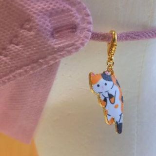 【マスクチャーム】摘ままれネコさん【三毛猫さん】(チャーム)