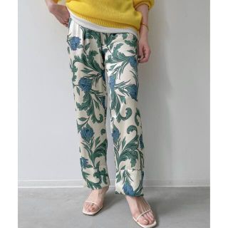 アパルトモンドゥーズィエムクラス(L'Appartement DEUXIEME CLASSE)の【SENSI STUDIO】Print Slouchy Pants  グリーン(カジュアルパンツ)